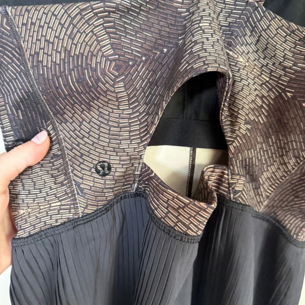 Lululemon Pleated Geometric Keyhole Back Active‎ Tank Top Size 10 Black Bronze